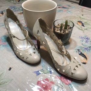 Coup Detat round toe triangle pump size 8